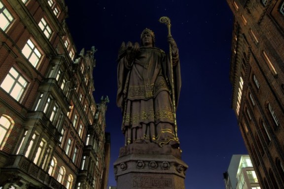 Eine große Statue in der Altstadt