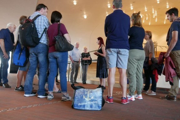 eine Tourgruppe im Innern der Elbphilharmonie