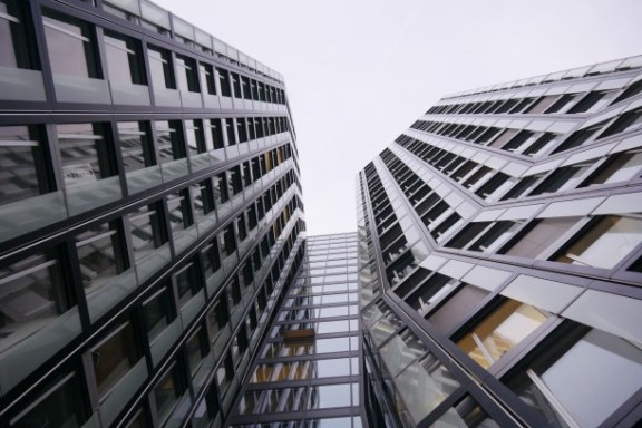 Ein hohes Gebäude vom Boden aus gegen Himmel fotografiert