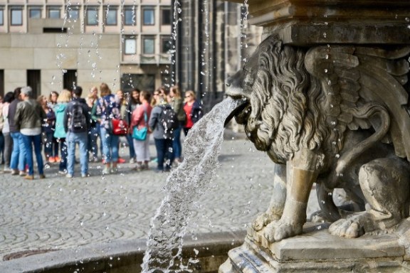 Eine Löwenfigur aus dessen Maul Wasser herausspritzt