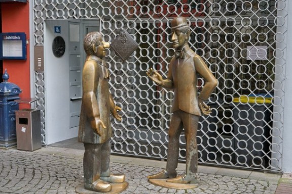 Zwei bronzene Statuen