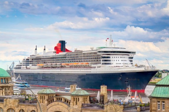 Ein großes Kreuzfahrtschiff im Hafen
