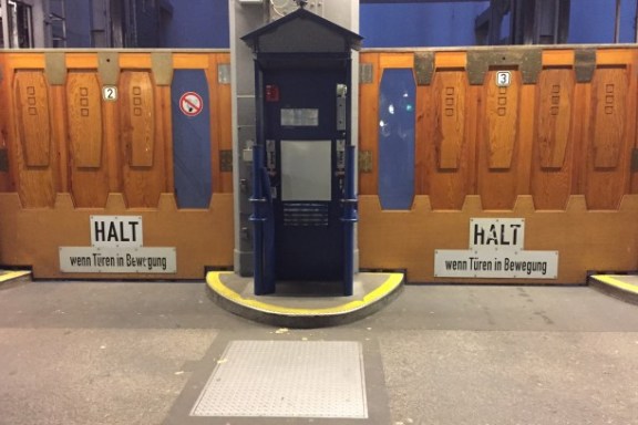 Schließtüren an den Landungsbrücken