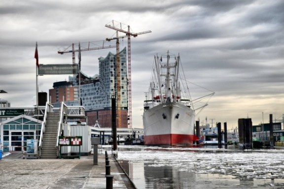 Ein großes Schiff im Hafen