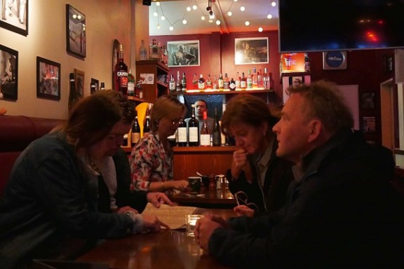 Leute an einem Tisch in einem Restaurant