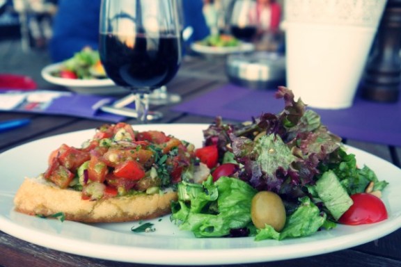 Ein Teller mit Brot und Salat