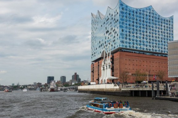 Ein Schiff neben der Elbphilharmonie
