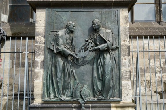 Ein eisernes Denkmal an einer Mauer