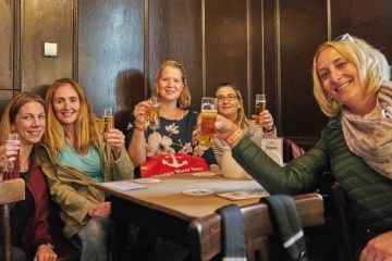 Fünf Frauen mit Biergläsern