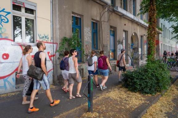 Eine Tourgruppe die durch Kreuzberg spaziert