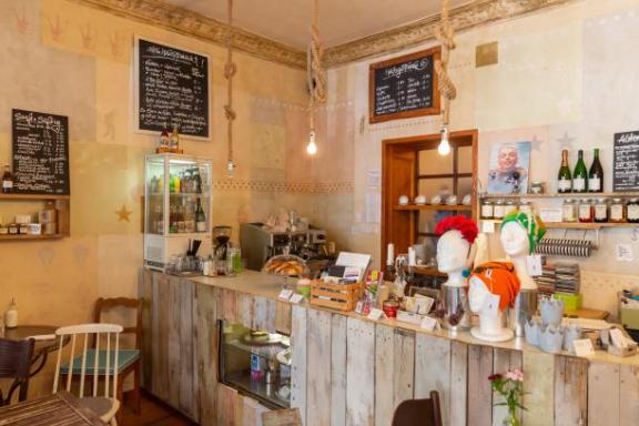 Eine Theke in einem Cafe