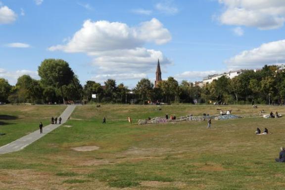 Eine große Wiese in Kreuzberg