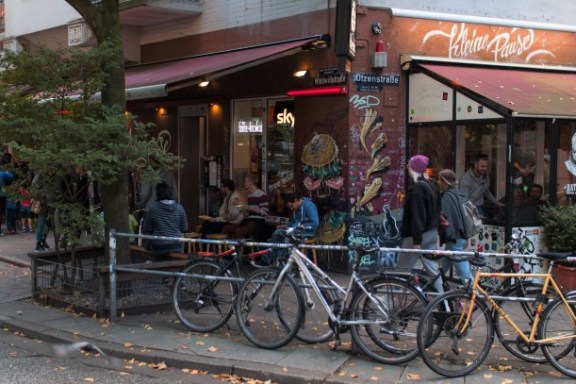 Fahrräder vor einer Kneipe