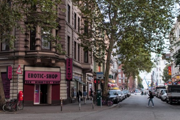 Ein Erotikshop an einer Ecke