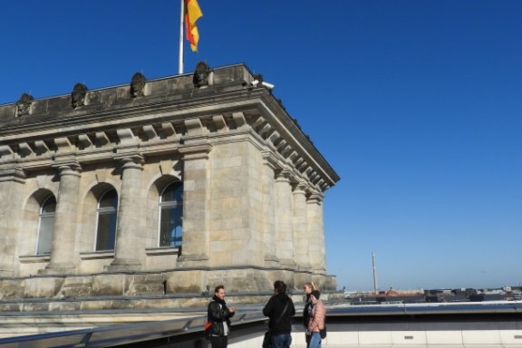 Ein paar Leute neben dem Reichstag