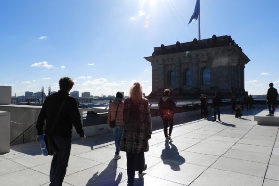 Ein paar Leute die um den Reichstag spazieren