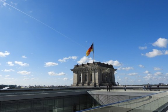 Aussicht auf einen Turm des Reichstag wo eine deutsche Flagge angebracht ist