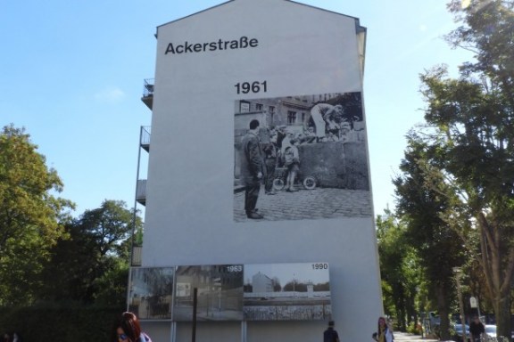 Ein Bild von 1961 an einer Hauswand an der Ackerstrasße