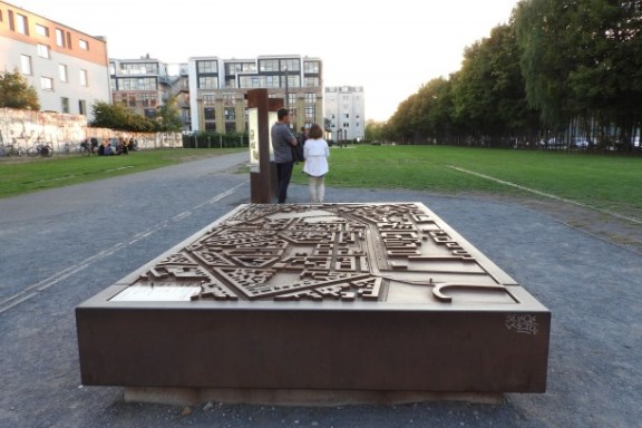 Ein Denkmal neben einer Wiese