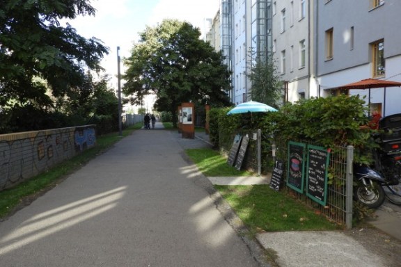 Ein Spazierweg inzwischen Wohnhäusern