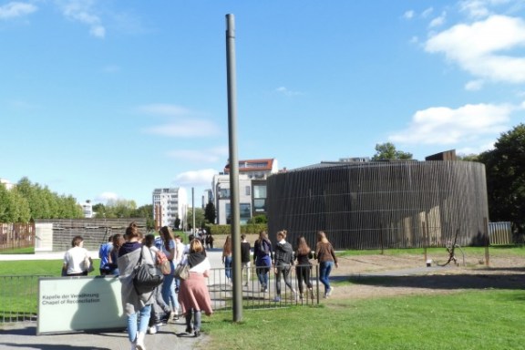 Einige Leute die auf einer Wiese spazieren