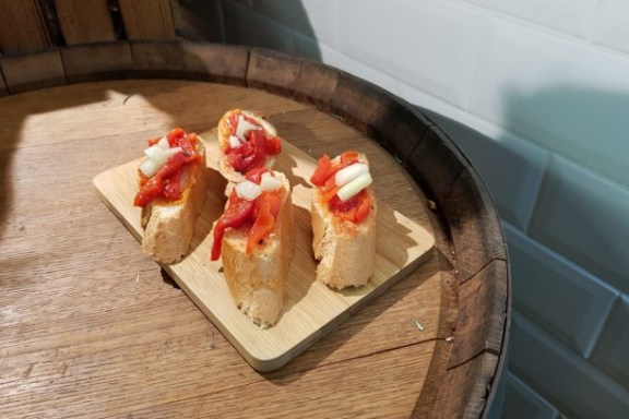 Ein paar kleine Stücke Brot auf einem Brett