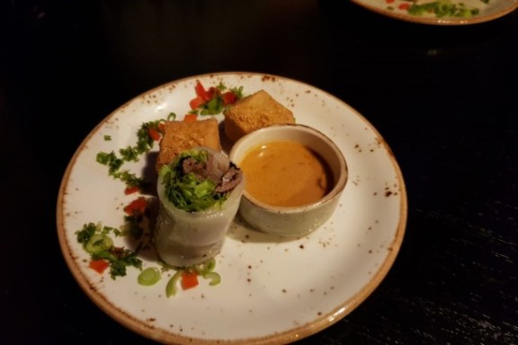 Ein Teller mit kleinen Häppchen