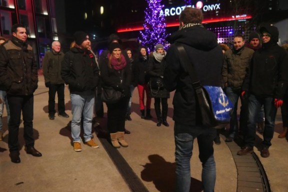 Eine Tourgruppe mit Guide im Winter