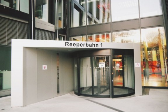 Ein Gebäude mit der Anschrift ´Reeperbahn 1´
