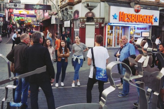 Eine Tourgruppe vor den Beatles Statuen