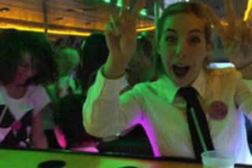 Ein Mädchen in weißem Hemd mit schwarzer Kravatte