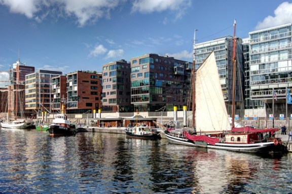 Moderne Gebäude une ein paar Boote am Ufer