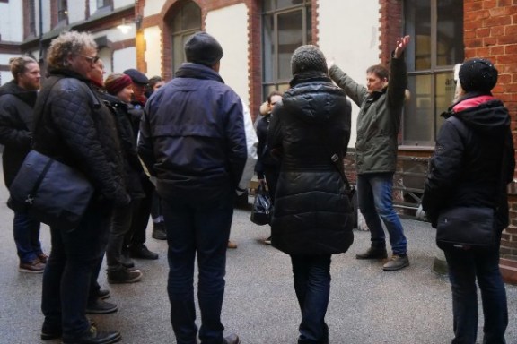 Eine Tourgruppe mit Guide im Winter