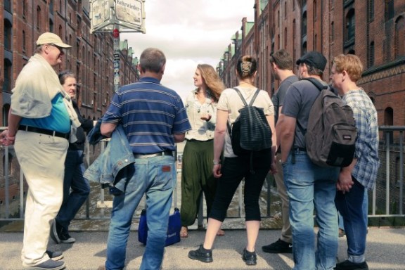 Eine Tourgruppe in der Speicherstadt