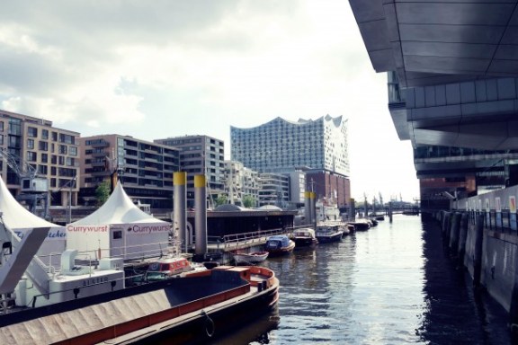 Das Ufer an der Elbphilharmonie