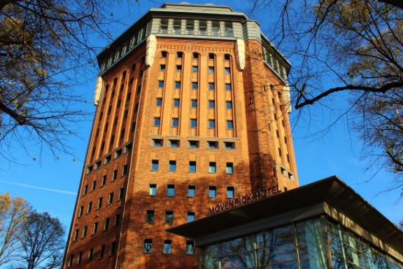 Ein großes Gebäude an der Sternschanze