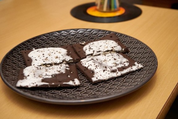 Essen auf einem schwarzen Teller