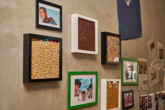 Bilder an einer Mauer