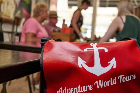 Eine Tasche mit dem Adventure World Tours Logo