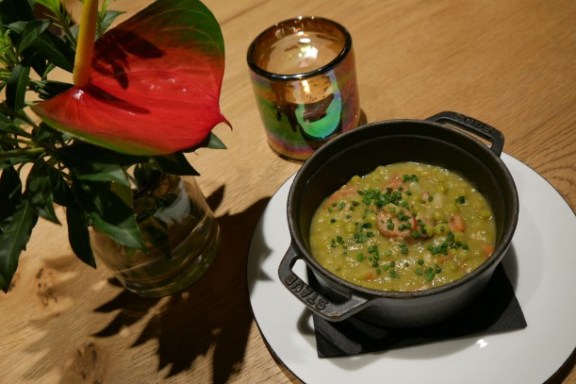 Eine Erbsensuppe mit Wurst einer Schüssel