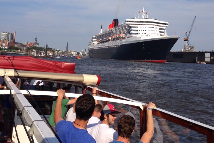 Ein großes Schiff im Hafen