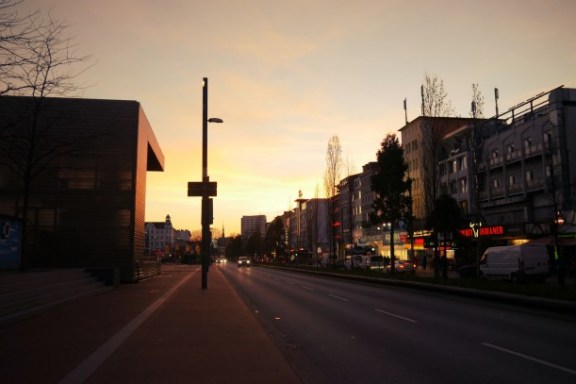 Eine Straße bei Sonnenuntergang