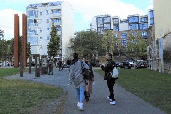 Ein Gruppe von Leuten die einen Weg entlang gehen