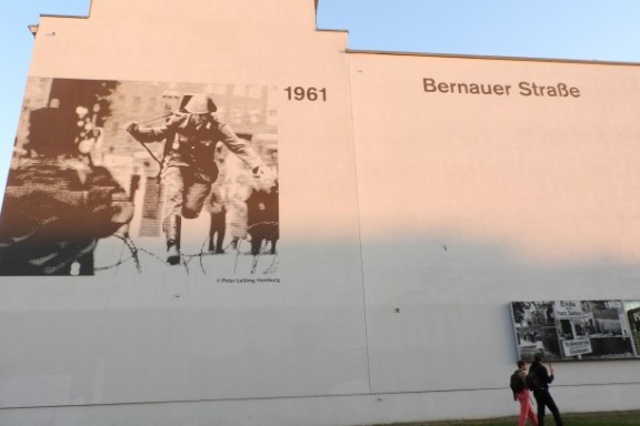 EIN Bild an einer Hauswand in der Bernauer Straße