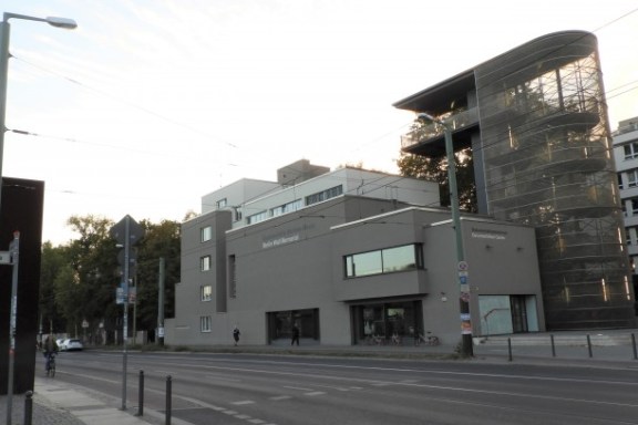 Ein graues Gebäude an einer Hauptstraße