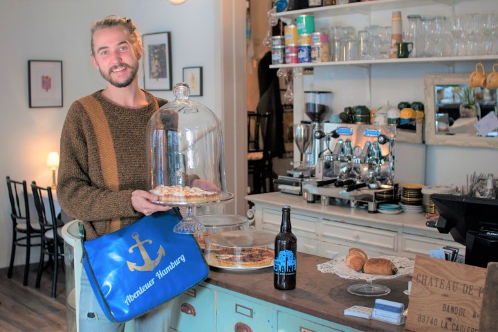 Ein Tourguide mit einer Torte in einem Cafe