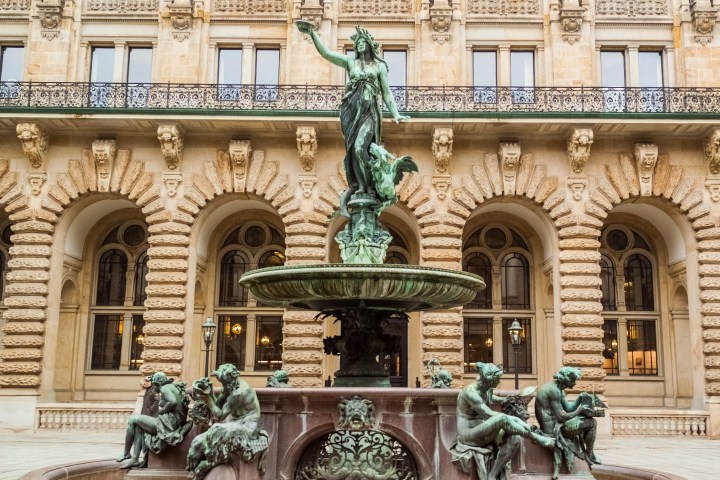 Ein Brunnen mit Statuen in der Hamburger Altstadt