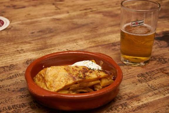 Ein Schüssel aus Guss und ein Bierglas auf einem Tisch