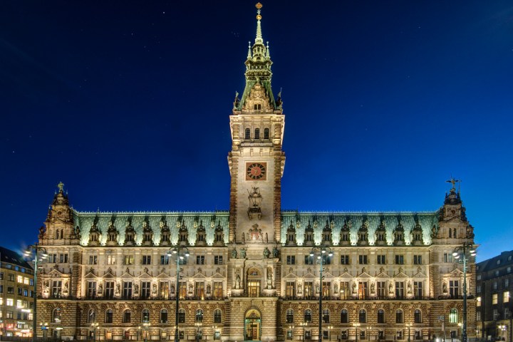 Das beleuchtete Hamburger Rathaus