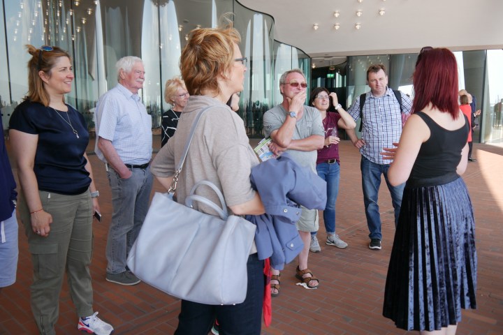 Eine Tourgruppe in der Elbphilharmonie
